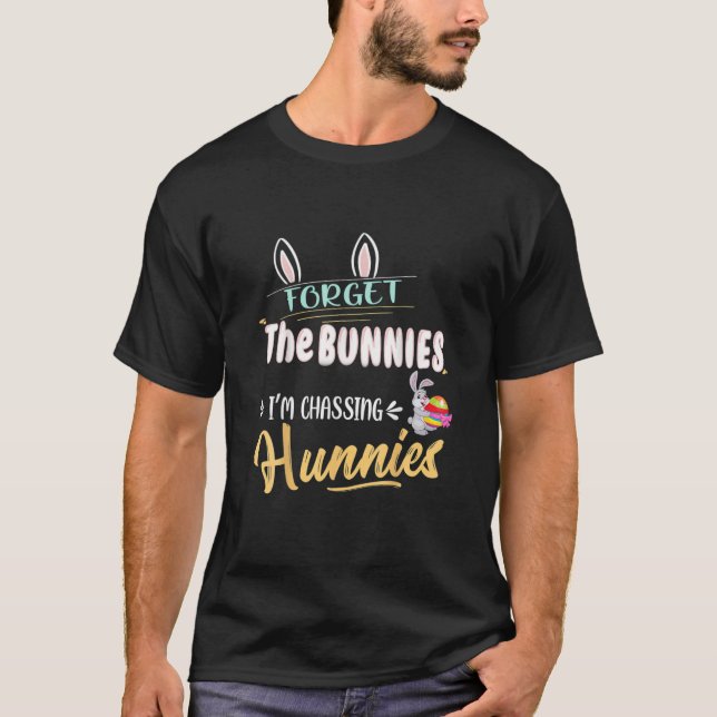 Camiseta Um Dia Engraçado de Páscoa Esqueça os Bunnies que  (Frente)