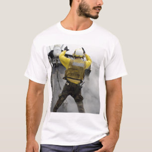 Camiseta Um diretor dos aviões sinaliza um zangão de