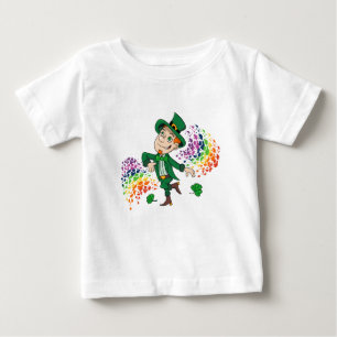Camiseta Um duende dançante bonito e feliz, um arco-íris