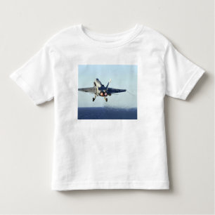 Camiseta Um F/A-18C Hornet é lançado da cabina de pilotagem