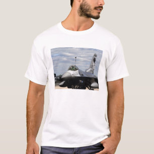 Camiseta Um falcão F-16 de combate