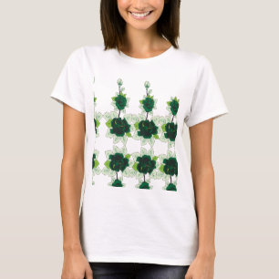 Camiseta Um filhote de recuperação de ouros fica em um camp