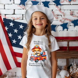 Camiseta Um fofo bombeiro dirige um caminhão em miniatura