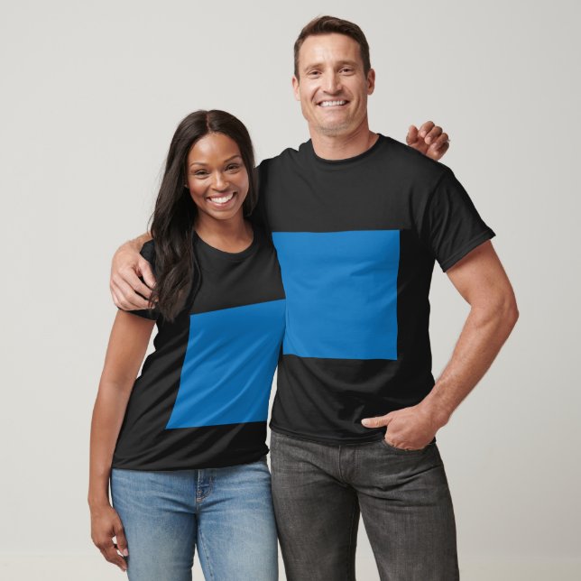 Camiseta um fundo azul com um relógio preto e branco (Unissex)