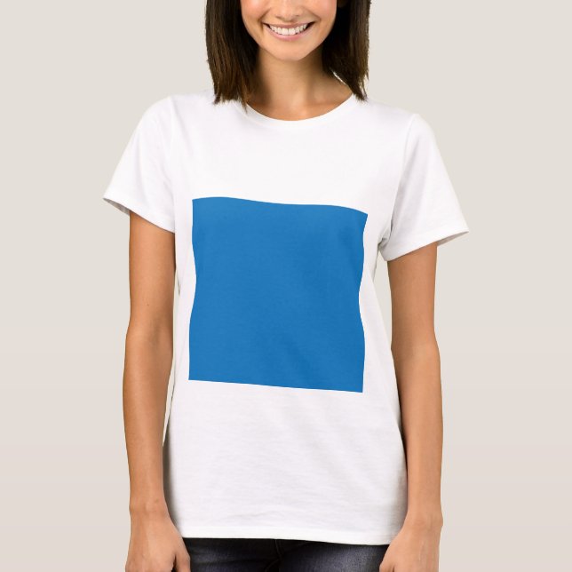 Camiseta um fundo azul com um relógio preto e branco (Frente)