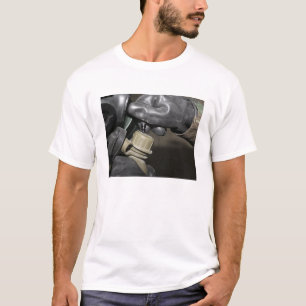 Camiseta Um fuzileiro naval introduz um tubo do bebendo em