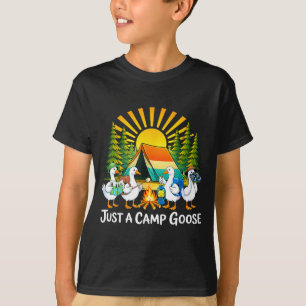 Camiseta Um ganso de acampamento engraçado pôr do sol retrô