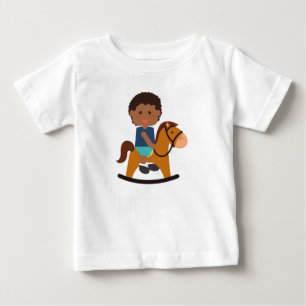 Camiseta Um garotinho no cavalo balanceador