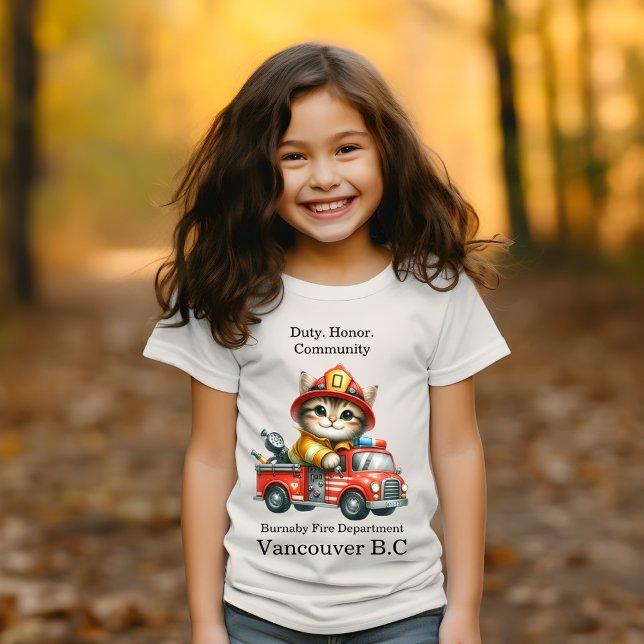 Camiseta Um gatinho de bombeiro brincalhão num caminhão ver (Criador carregado)