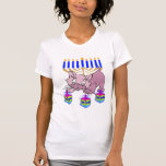 Camiseta Um gatinho de Hanukkah<br><div class="desc">O divertimento do gatinho feliz adorável de Hanukkah que gira dreidels na frente de um menorah judaico tradicional é perfeito para presentes de Chanukah e ideias do presente para os feriados.</div>