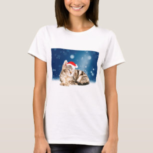 Camiseta Um gato bonito vestindo o Papai Noel vermelho e a