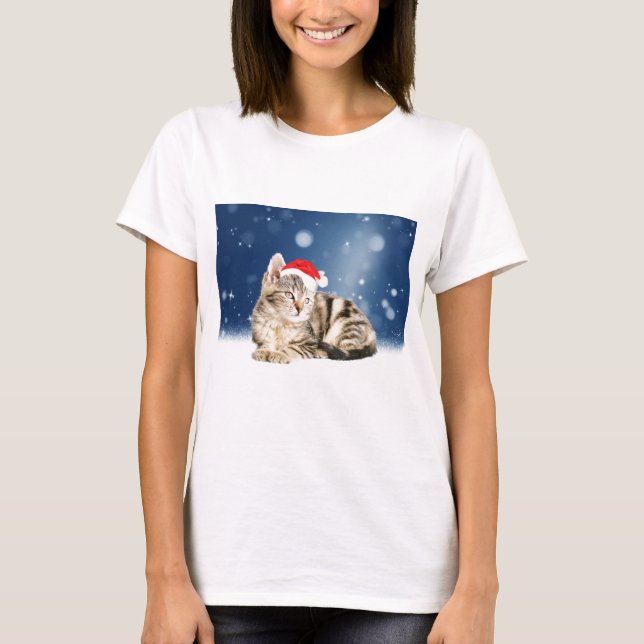 Camiseta Um gato bonito vestindo o Papai Noel vermelho e a  (Frente)