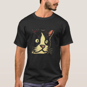 Camiseta Um Gato Demonstrando Interesse com um Olhar de Esg