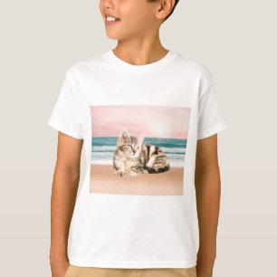 Camiseta Um gato listrado mais fofo sentado na praia com o 