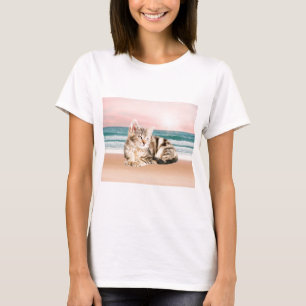 Camiseta Um gato listrado mais fofo sentado na praia com o 