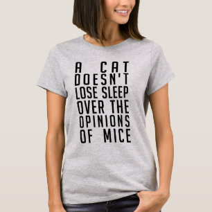 Camiseta Um Gato não Perder dormindo sobre as opi
