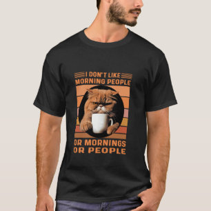 Camiseta Um Gato Persa Animado Bebendo Seu Café da Manhã