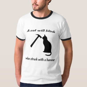 Camiseta Um gato piscará quando golpeado com um martelo