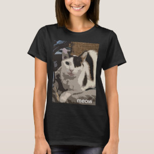 Camiseta Um gato preto e branco na cadeira da cozinha. Miau