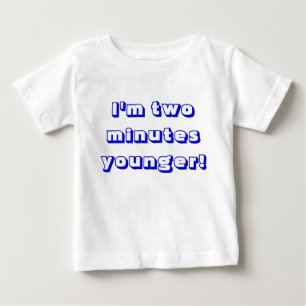 Camiseta Um gêmeo mais novo do menino… eu sou dois minut