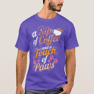 Camiseta Um gole de café e um toque de patas na prenda Purr