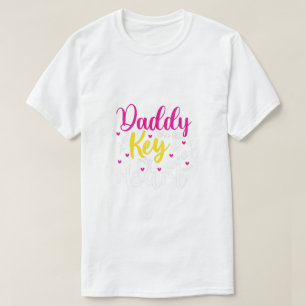 Camiseta Um gráfico colorido 'Eu te amo Pai' com um bigode