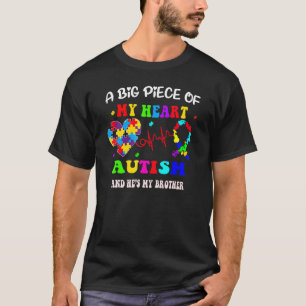 Camiseta Um Grande Pedaço Do Meu Coração Autismo e Ele É Me