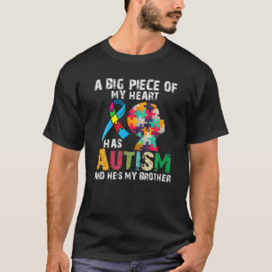 Camiseta Um grande pedaço do meu coração tem autismo e