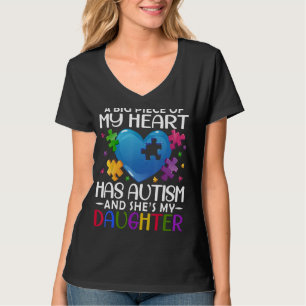 Camiseta Um grande pedaço do meu coração tem autismo e é o