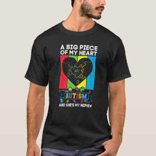 Camiseta Um Grande Pedaço Do Meu Coração Tem Autismo E Ela