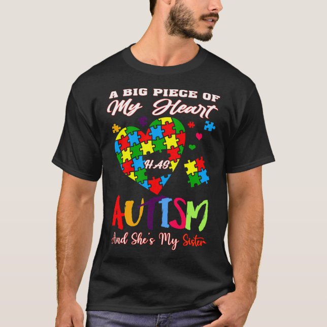 Camiseta Um Grande Pedaço Do Meu Coração Tem Autismo E Ela  (Frente)
