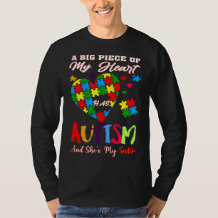 Camiseta Um Grande Pedaço Do Meu Coração Tem Autismo E Ela