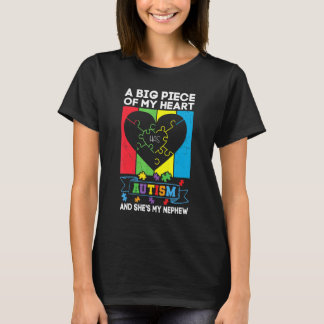 Camiseta Um Grande Pedaço Do Meu Coração Tem Autismo E Ela 