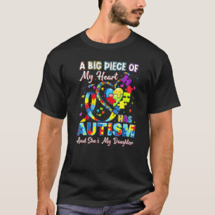 Camiseta Um Grande Pedaço Do Meu Coração Tem Autismo E Ela