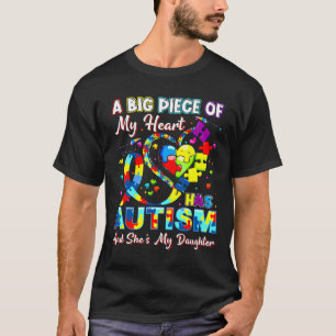 Camiseta Um Grande Pedaço Do Meu Coração Tem Autismo E Ela