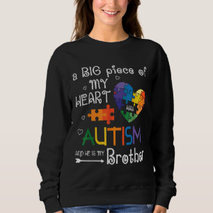 Camiseta Um Grande Pedaço Do Meu Coração Tem Autismo E Ele 