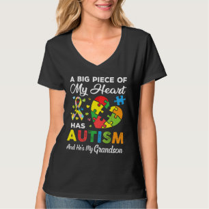 Camiseta Um Grande Pedaço Do Meu Coração Tem Autismo E Ele