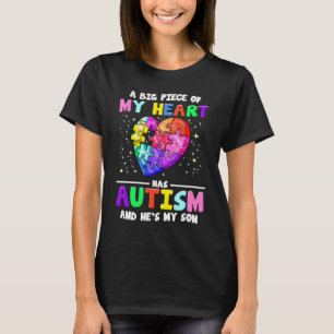 Camiseta Um Grande Pedaço Do Meu Coração Tem Autismo E Ele