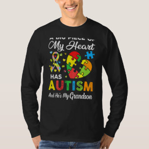 Camiseta Um grande pedaço do meu coração tem autismo e ele