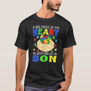 Camiseta Um Grande Pedaço Do Meu Coração Tem Autismo E Ele