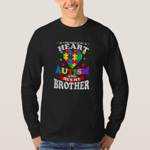 Camiseta Um grande pedaço do meu coração tem autismo e ele