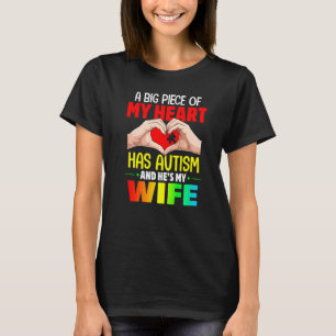 Camiseta Um Grande Pedaço Do Meu Coração Tem Autismo E Ele