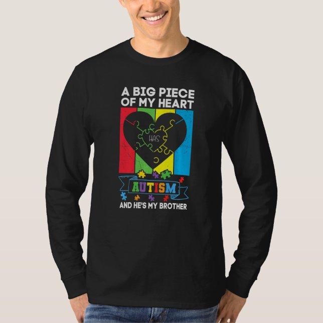 Camiseta Um grande pedaço do meu coração tem autismo e ele  (Frente)