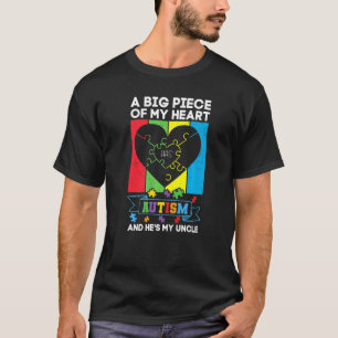 Camiseta Um Grande Pedaço Do Meu Coração Tem Autismo E Ele