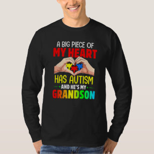 Camiseta Um grande pedaço do meu coração tem autismo e ele 