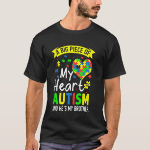 Camiseta Um Grande Pedaço Do Meu Coração Tem Autismo E Ele