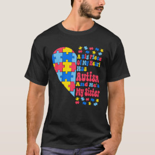 Camiseta Um Grande Pedaço Do Meu Coração Tem Autismo E Ele 