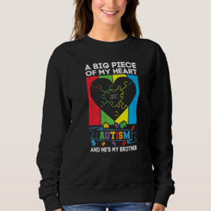 Camiseta Um grande pedaço do meu coração tem autismo e ele