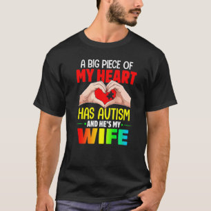 Camiseta Um Grande Pedaço Do Meu Coração Tem Autismo E Ele