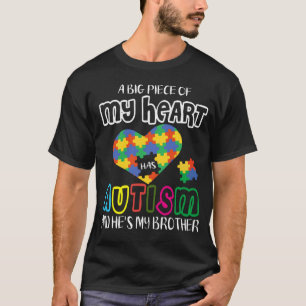 Camiseta Um Grande Pedaço Do Meu Coração Tem Autismo E Ele